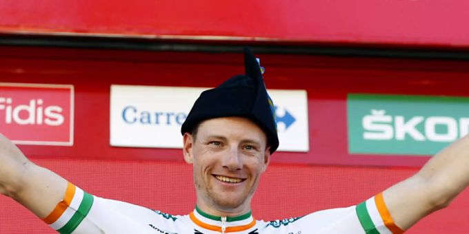 Irlands Meister Sam Bennett zelebriert seinen Etappen-Sieg an der Vuelta a España. Im Nachhinein wurde ihm der Sieg dann aberkannt. Vuelta a España
