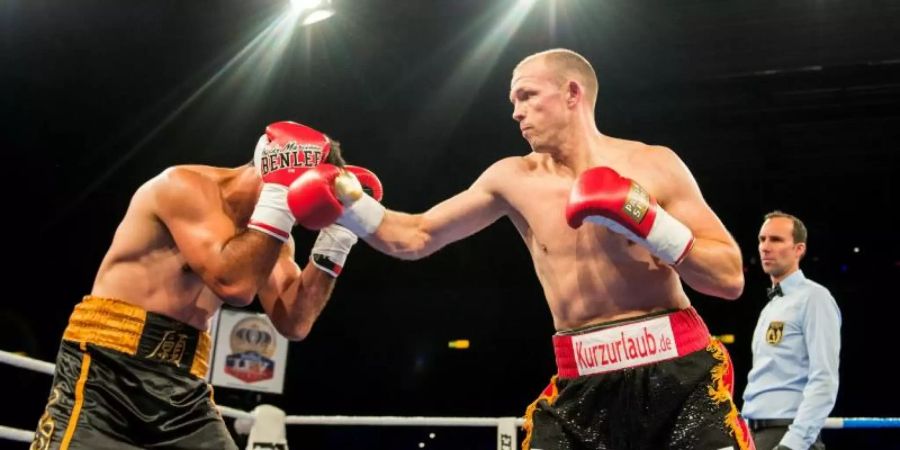 Ex-Weltmeister Jürgen Brähmer (r) will wieder einen internationalen Titel. Foto: Daniel Bockwoldt