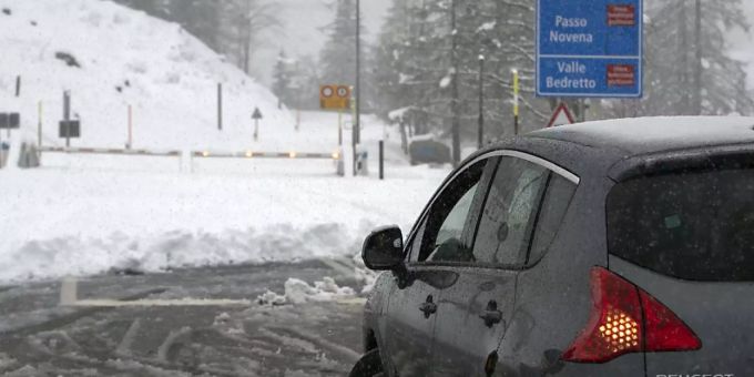 Einige Pässe gesperrt - Schnee führt zu Verkehrsbehinderungen