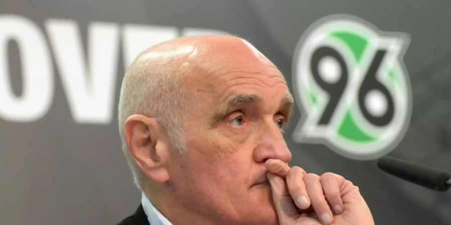 Hat die Bundesliga trotz eines Stotterstarts noch immer im Blick: 96-Boss Martin Kind. Foto: Peter Steffen