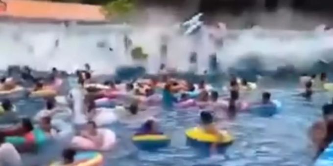 Badegäste in einem chinesischen Wasserpark wurden durch einen Tsunami überrascht. Tsunami