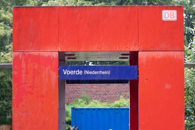 Die Stationstafel des Bahnhofs in Voerde. bahnhof