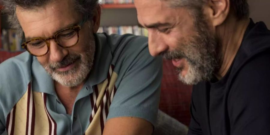 Salvador (Antonio Banderas, l) trifft seine erste grosse Liebe Federico (Leonardo Sbaraglia) wieder. Foto: Manolo Pavón