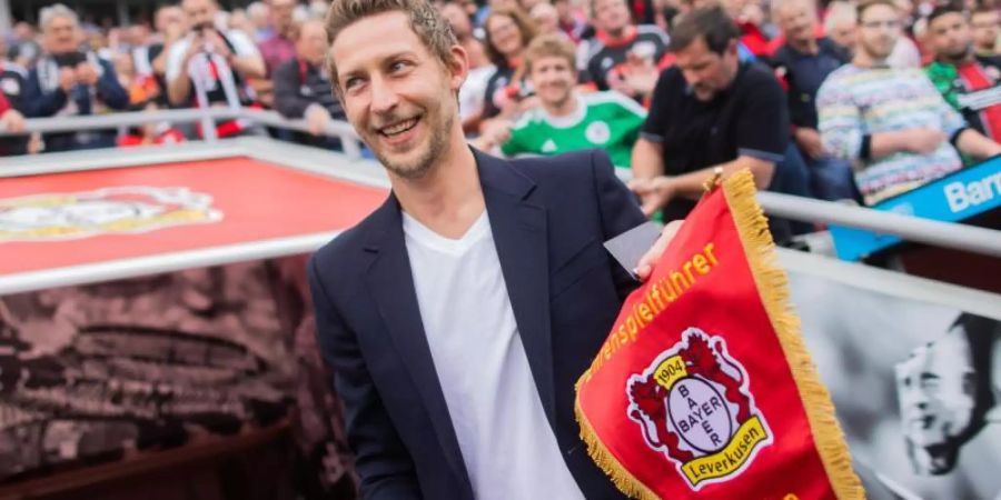 Leverkusens Stefan Kiessling wurde vor dem Spiel zum Ehrenspielführer ernannt. Foto: Rolf Vennenbernd