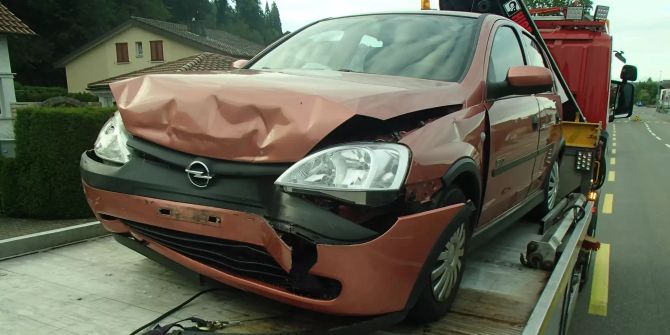 Am Steuer eingeschlafen und Unfall verursacht.