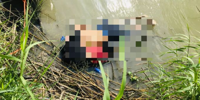 Die Leichen eines Migranten aus El Salvador und seiner fast 2-jährigen Tochter liegen am Ufer des Rio Grande im mexikanischen Matamoros, nachdem sie beim Versuch, den Fluss nach Brownsville in Texas, USA, zu überqueren, ertrunken sind. Mexiko
