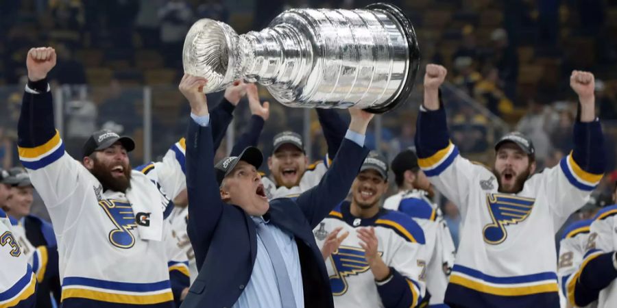 Cheftrainer Craig Berube hebt den Stanley Cup in die Höhe. Sein Team schlägt im Final die Boston Bruins mit 4:1.