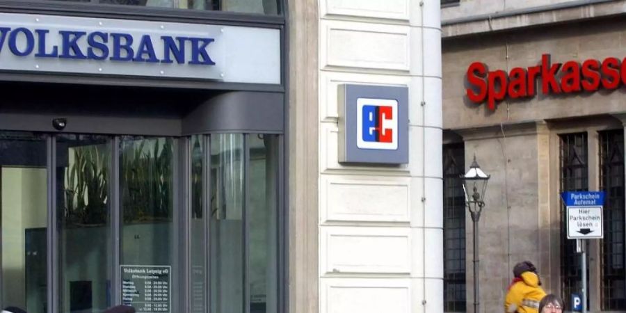 Filialen der Volksbank und der Sparkasse. Foto: Peter Endig/Archivbild