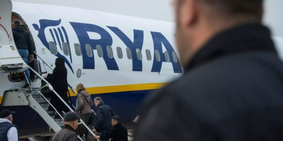 Passagiere steigen in Ryanair-Flieger
