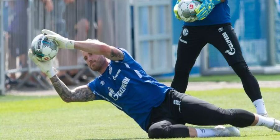 Hechtet wohl bald in England nach Bällen: Schalkes Ralf Fährmann. Foto: Bernd Thissen