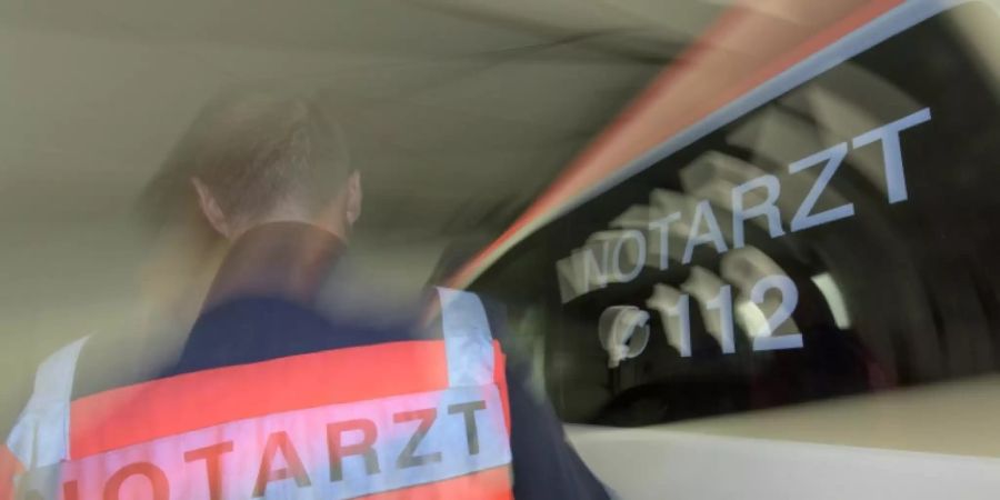 Notarzt an Einsatzfahrzeug