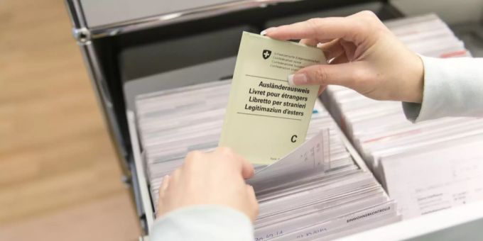 Ein Ausländerausweis C im heutigen Format. Ausländerausweis Kreditkartenformat