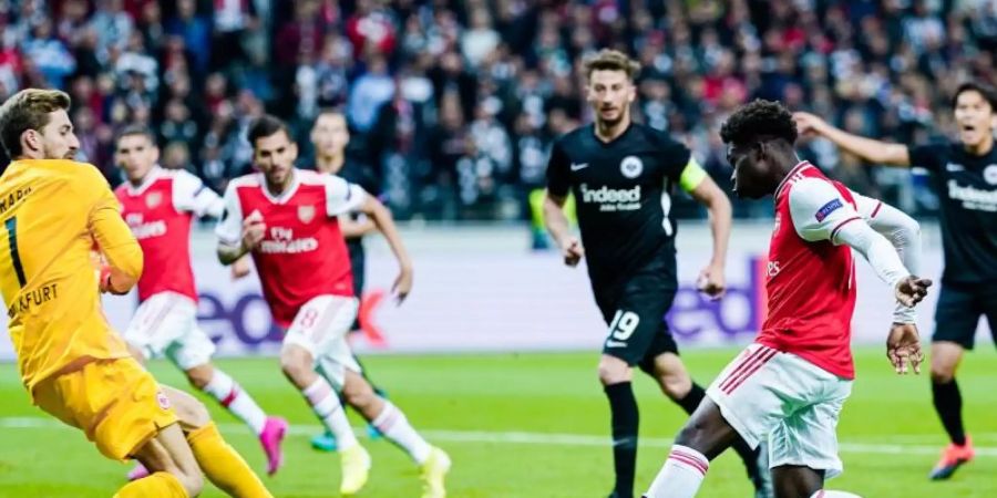 Bukayo Saka (r) stellte die Frankfurter Abwehr vor Probleme. Foto: Uwe Anspach