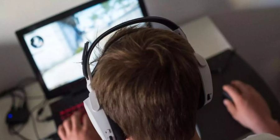 Ein junger Mann spielt ein Online-Computerspiel. Foto: Lino Mirgeler