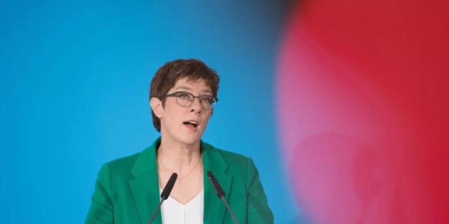 Annegret Kramp-Karrenbauer spricht zum Abschluss der Klausur der Präsidien von CDU und CSU in Dresden. Foto: Sebastian Kahnert