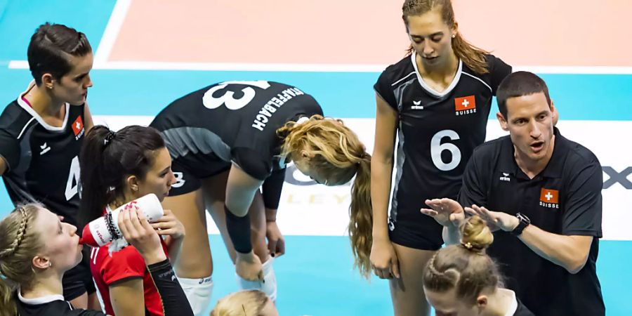 Der Schweizer Nationaltrainer Timo Lippuner (rechts) instruiert sein Team