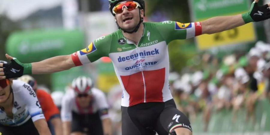 Elia Viviani jubelt über seinen ersten Etappensieg bei der Tour de Suisse. Foto: Gian Ehrenzeller/KEYSTONE