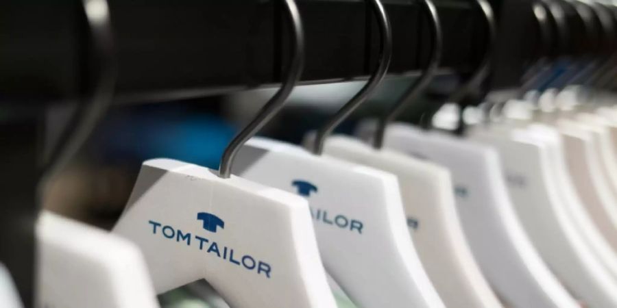 Bügel der Modekette Tom Tailor