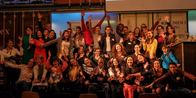 Das Team von Capacity und die Entrepreneure posieren für ein Foto. Capacity