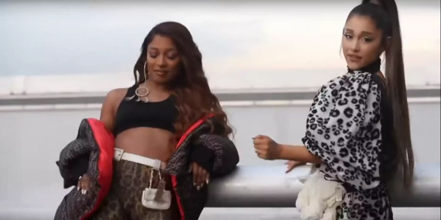 Ariana Grande singt mit ihrer engen Freundin Victoria Monet im Musikvideo «Monopoly». Monet bekannte sich zu ihrer Bisexualität.