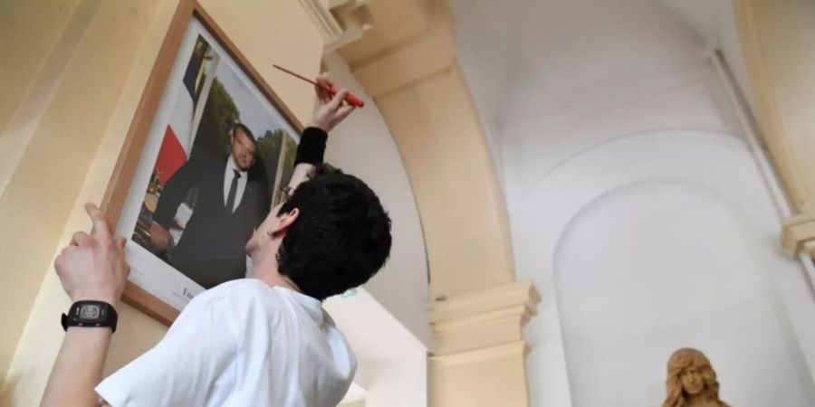 Macron-Porträts abgehängt - Umweltaktivisten wegen Diebstahls vor Gericht