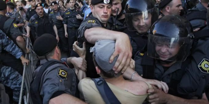 Im Sommer wurden bei Protesten zahlreiche Demonstranten festgenommen. putin rapper