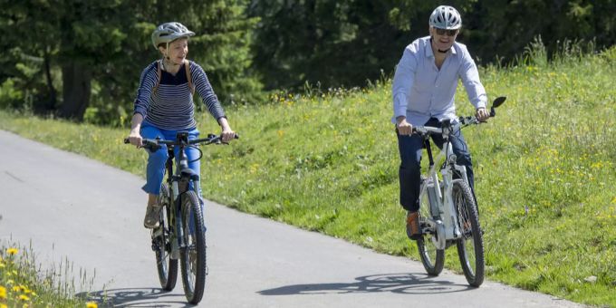 Die SP-Bundesräte Simonetta Sommaruga, links, und Alain Berset, rechts, auf E-Bikes während der Bundesratsreise 2016 in Abländschen im Simmental. E-Bikes Bundesrat