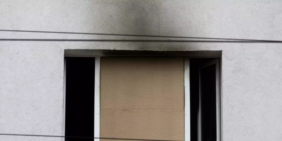 Barnd- und Explosionsschäden an Düsseldorfer Hausfassade