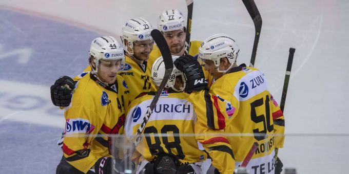 Der SCB feiert das 1:1 in der ersten Runde des Swiss Ice Hockey Cups gegen die EVZ Academy. SCB Schweizer Cup