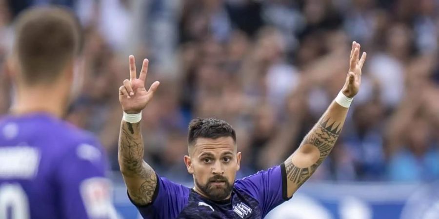 Osnabrücks Marcos Alvarez jubelt nach seinem Tor zum 1:0 gegen den KSC. Foto: David Inderlied