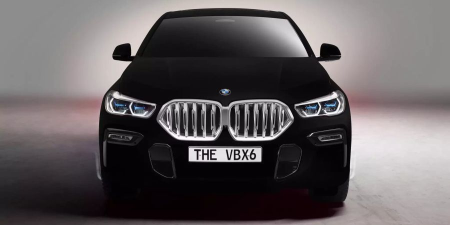Der BMW X6 mit der Lackierung Vantablack von vorne.