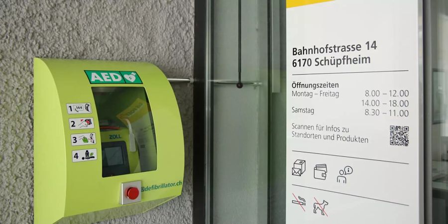 Defibrillatoren beim Kundeneingang zur Post.