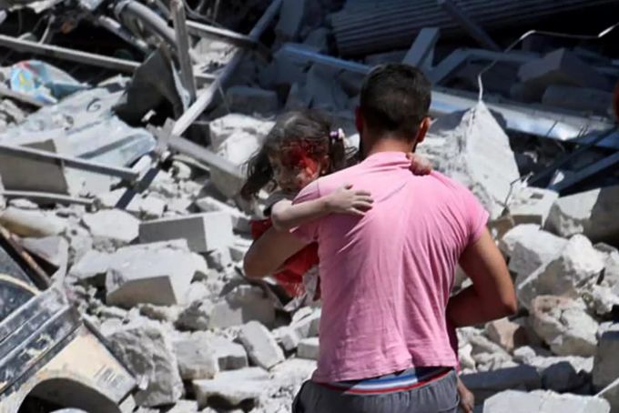 Das vom syrischen Zivilschutz (Weisshelme) zur Verfügung gestellte Foto zeigt, zeigt einen syrischen Mann, der ein verletztes Mädchen trägt, nachdem ein Luftangriff die Stadt hat. Luftangriff in Syrien