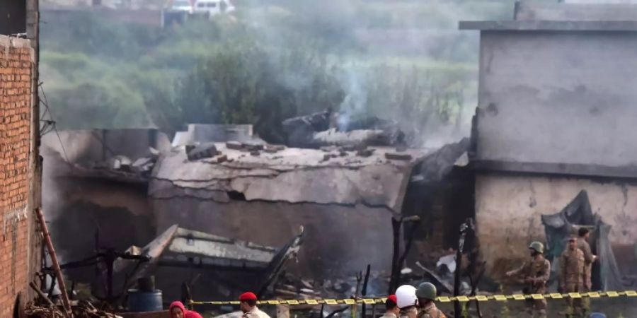 Rettungskräfte und Bewohner nach dem Absturz in Rawalpindi