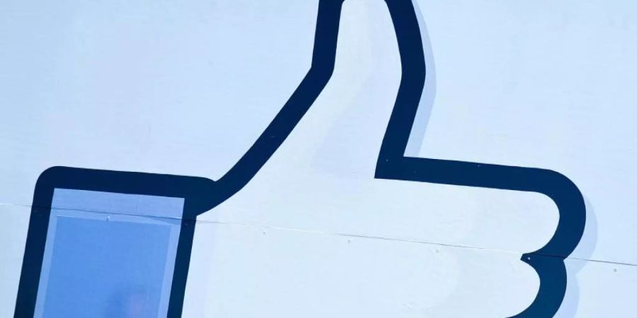 Websites, die Facebooks «Like»-Button einbinden, müssen bei den Nutzern eine Einwilligung einholen. Foto: Ole Spata