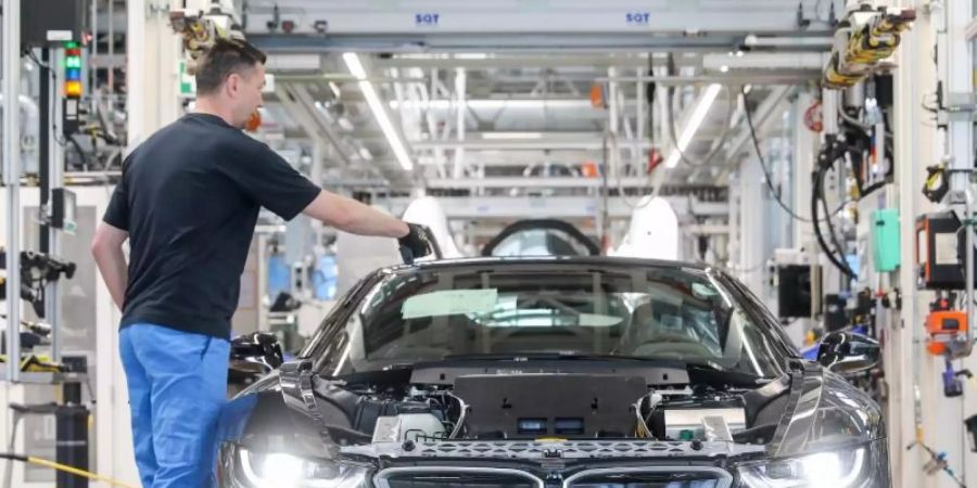 Mitarbeiter im BMW-Werk Leipzig montieren einen elektrisch angetriebenen i8. BMW erhält weniger Subventionen als beantragt. Foto: Jan Woitas