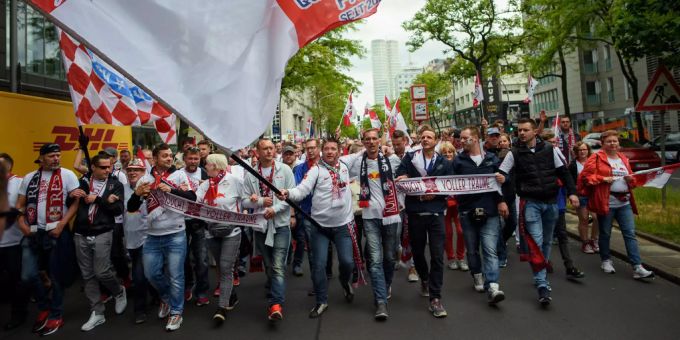 DFB-Pokal Finale RB Leipzig – FC Bayern München. Fans von RB Leipzig gehen mit Fahnen vor dem Spiel gemeinsam über die Kantstrasse. dfb-pokal