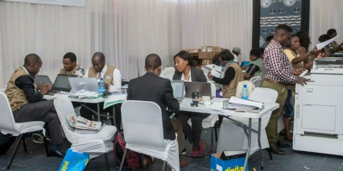 Mitglieder der Wahlkommission in Malawi am Samstag Mitglieder der Wahlkommission in Malawi am Samstag