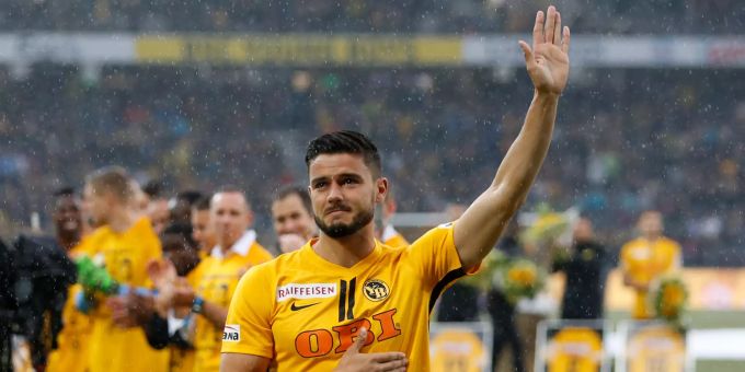 YBs Loris Benito bei seiner Verabschiedung, vor dem Fussball Meisterschaftsspiel der Super League zwischen den Berner Young Boys und dem FC Luzern. bordeaux