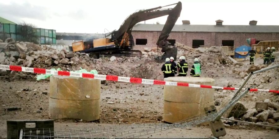 Zerstörter Bagger nach Explosion einer Weltkriegsbombe