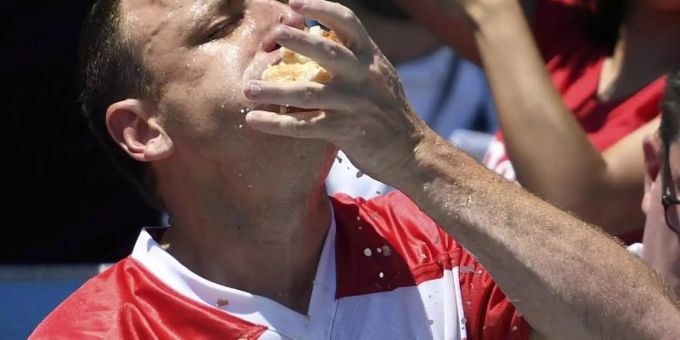 Nichts für Ästheten: Joey Chestnut gibt alles. Foto: Sarah Stier/AP Nichts für Ästheten: Joey Chestnut gibt alles. Foto: Sarah Stier/AP
