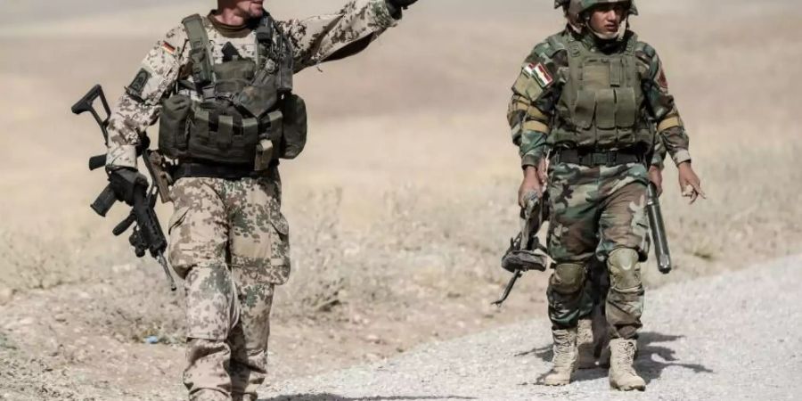 Bundeswehrsoldaten und kurdische Peshmerga in der irakischen Ausbildungseinrichtung Bnaslawa. Foto: Michael Kappeler