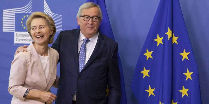 Ursula von der Leyen wird sich am Dienstag der Wahl als Nachfolgerin von Jean-Claude Juncker stellen müssen. ursula von der leyen