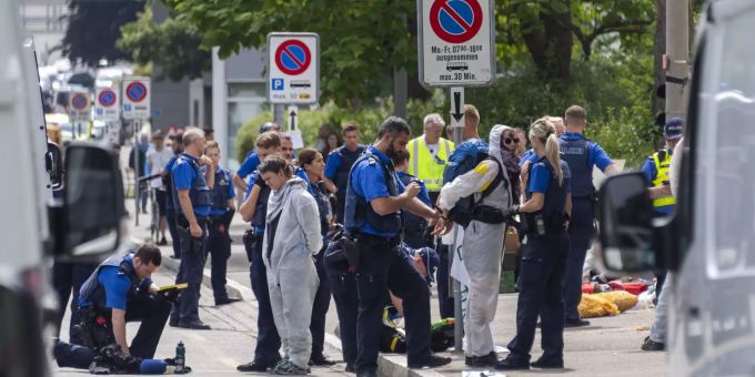Polizisten räumten die Blockade in Zürich und nahmen 64 Personen vorläufig fest. Schweiz Demonstration zum Klimaschutz