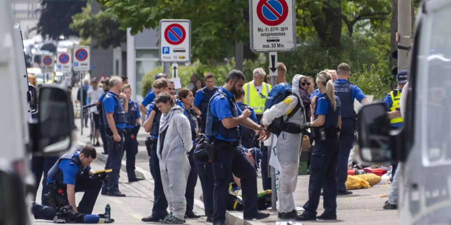 Polizisten räumten die Blockade in Zürich und nahmen 64 Personen vorläufig fest.