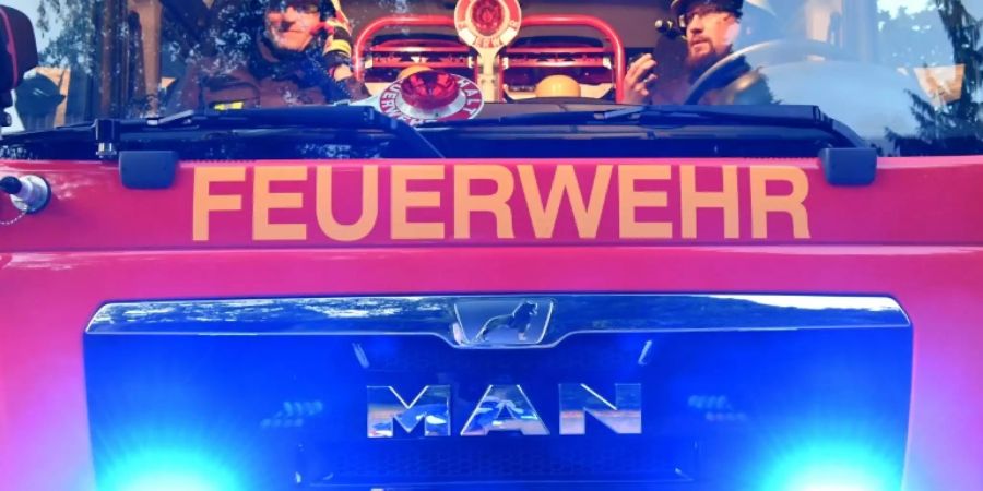 Feuerwehrleute in ihrem Einsatzfahrzeug