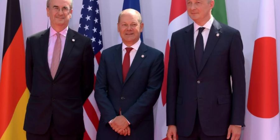 Le Maire (r.) mit Scholz und dem französischen Zentralbankchef de Galhau