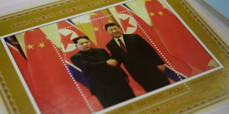 Vorab in Pjöngjang verbreitete Gedenk-Briefmarke für den Besuch Xis (r.) in Nordkorea