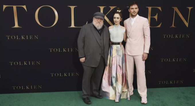 Autor R.R. Martin mit Lily Collins und Nicholas Hoult (von links nach rechts) an der Premiere von «Tolkien». J. R. R. Tolkien