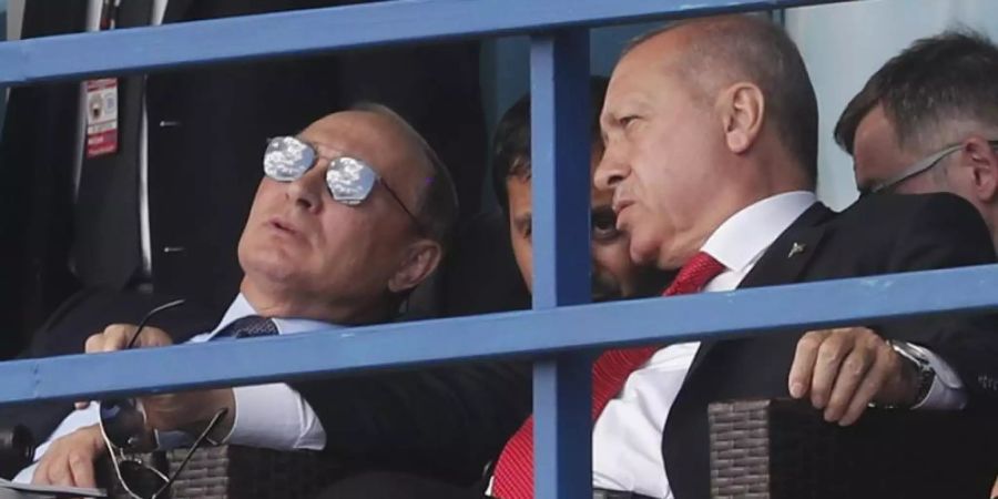 Kremlchef Putin (l) und der türkische Präsident Erdogan besuchen eine Luft- und Raumfahrtmesse bei Moskau. Foto: Maxim Shipenkov/EPA POOL/AP
